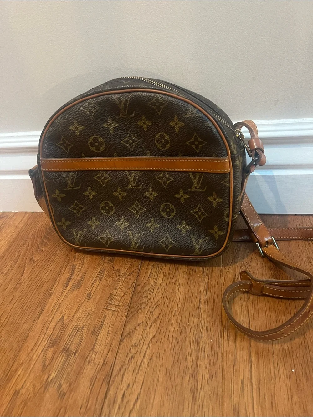 Vintage louis vuitton crossbody. Amazing condition. No peeling, cracking on ext